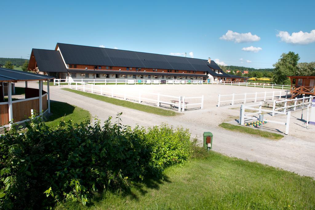 ホテル Farma Ptyrov Mnichovo Hradiště エクステリア 写真