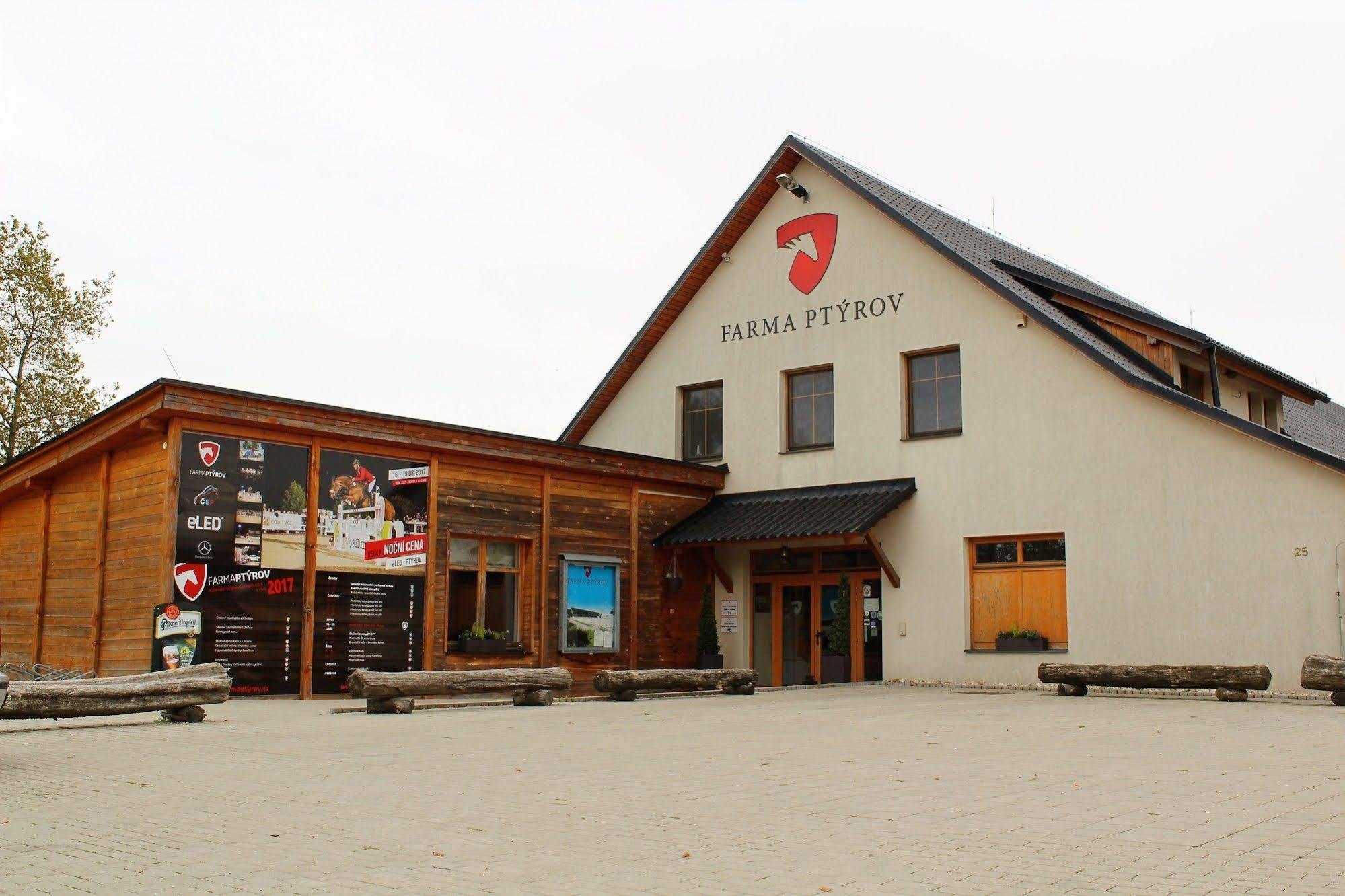 ホテル Farma Ptyrov Mnichovo Hradiště エクステリア 写真